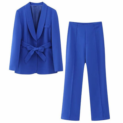 Eleganter Blazer mit Gürtel und passender Hose