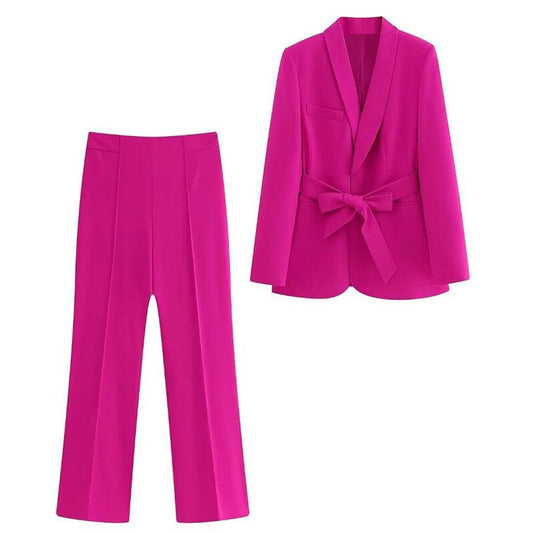 Eleganter Blazer mit Gürtel und passender Hose