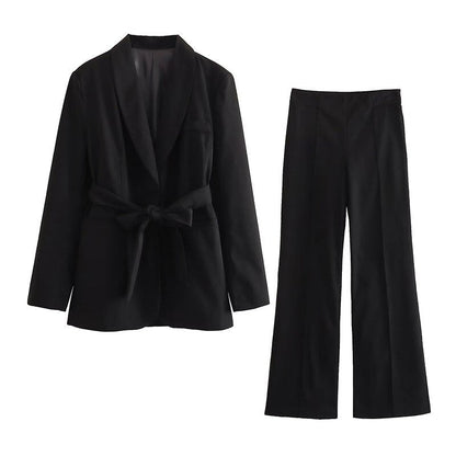 Eleganter Blazer mit Gürtel und passender Hose