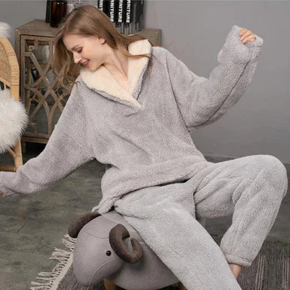 Pyjama-Set aus flauschigem Fleece für die Nacht